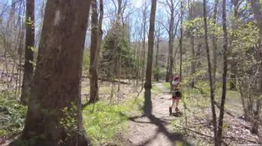 Baharın ortasında genç bir kızı takip ederek yürüyüş yapmak.