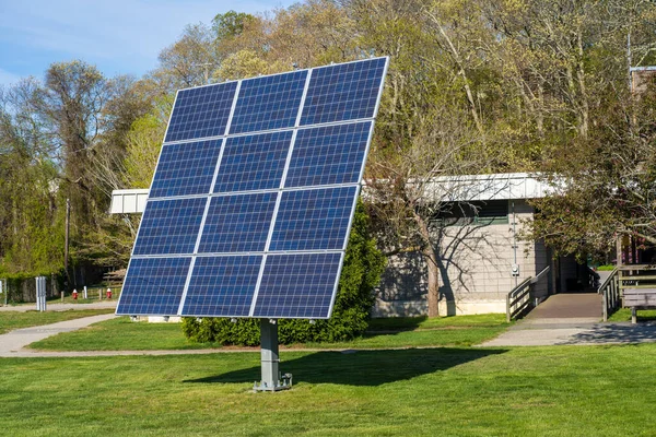 Pannello solare in una spiaggia del parco statale — Foto Stock