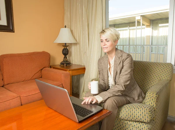 Junge Blonde Geschäftsfrau Arbeitet Einem Budget Hotelzimmer Einer Business Suite — Stockfoto