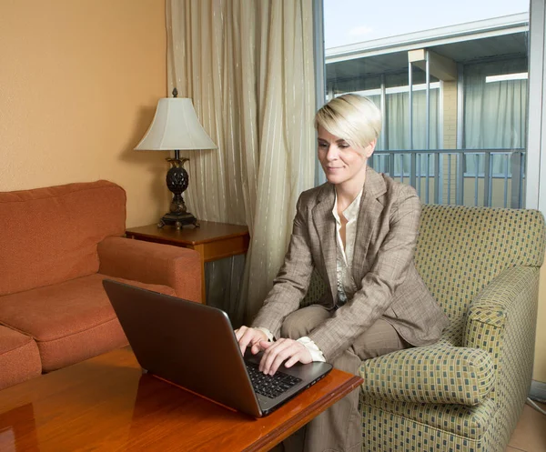 Young Blonde Businesswoan Working Budget Hotel Room Business Suite — Stock Photo, Image