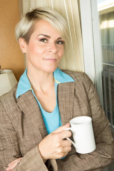 Ung Blond Attraktiv Affärswoan Ett Hotell Med Kaffemugg — Stockfoto