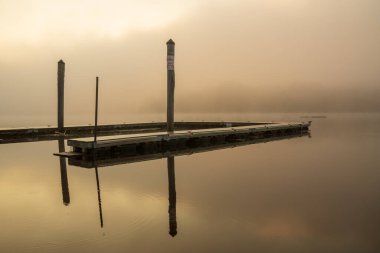 Connecticut Nehri sisli bir sabahta