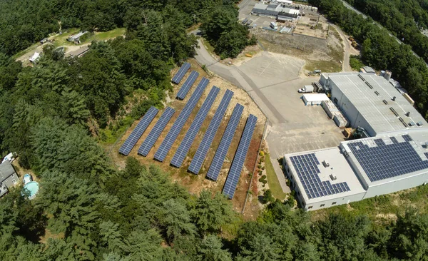 Endüstriyel bir binanın yakınındaki güneş paneli — Stok fotoğraf
