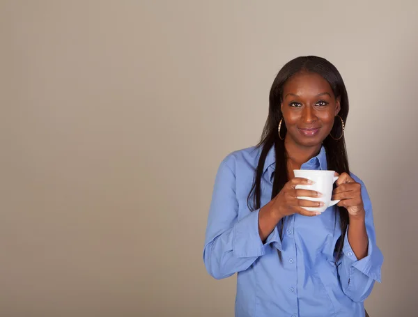 Mulher Africano-Americana com uma xícara de café — Fotografia de Stock