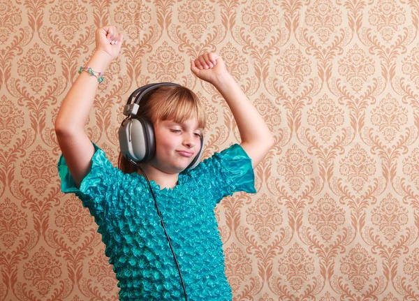 Lagere School meisje met Retro hoofdtelefoon — Stockfoto