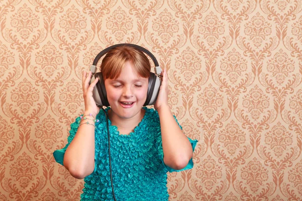 レトロなヘッドフォンで小学校の女の子 — ストック写真