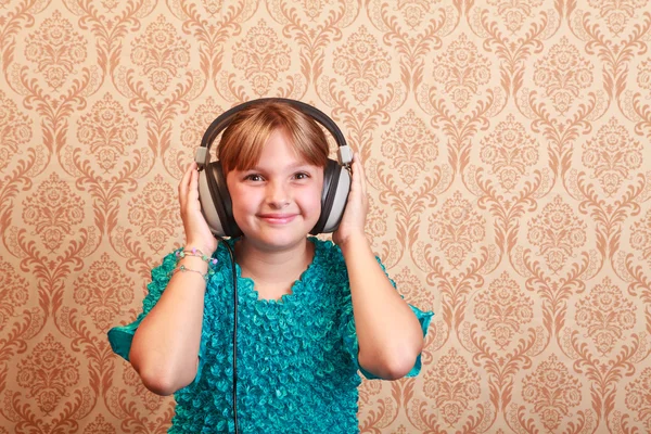 Lagere School meisje met Retro hoofdtelefoon — Stockfoto