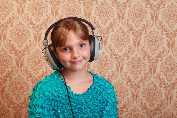 レトロなヘッドフォンで小学校の女の子 — ストック写真