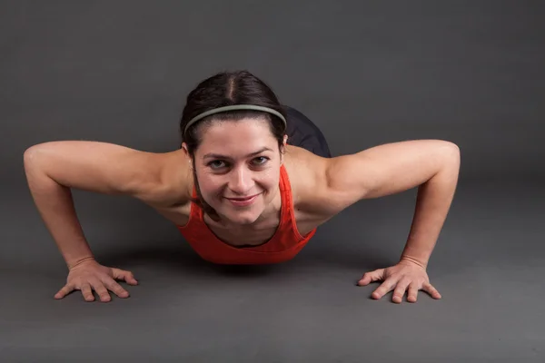 Vrouw doen een pushup — Stockfoto