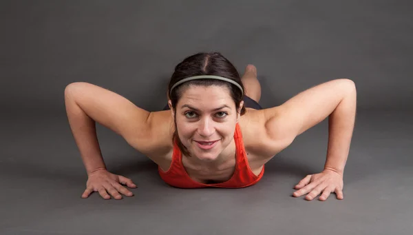 Γυναίκα που κάνει μια pushup — Φωτογραφία Αρχείου