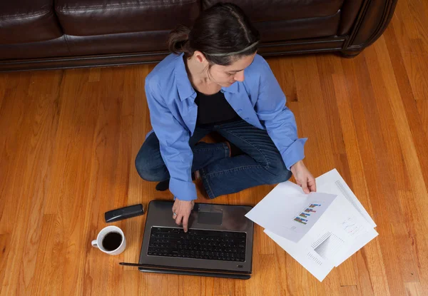 Frau mit Laptop — Stockfoto