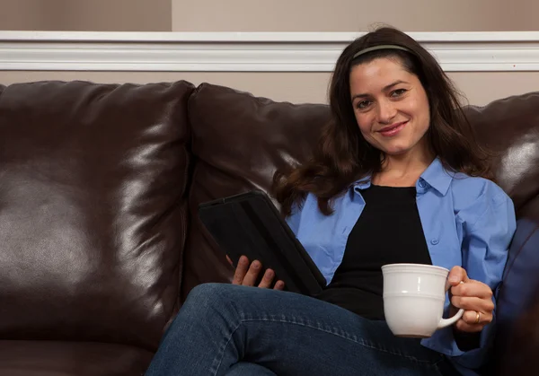 Vrouw met een Tablet PC — Stockfoto