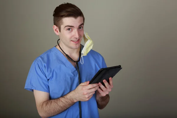 Молодий лікар використовує планшет — стокове фото