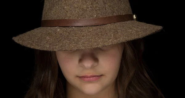 Fedora を持つ少女 — ストック写真