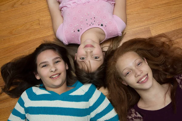 Tre unga flickor — Stockfoto
