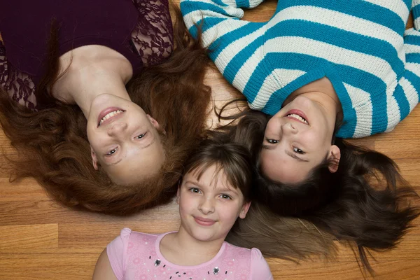 Tres chicas jóvenes —  Fotos de Stock