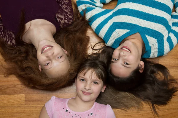 Tres chicas jóvenes — Foto de Stock