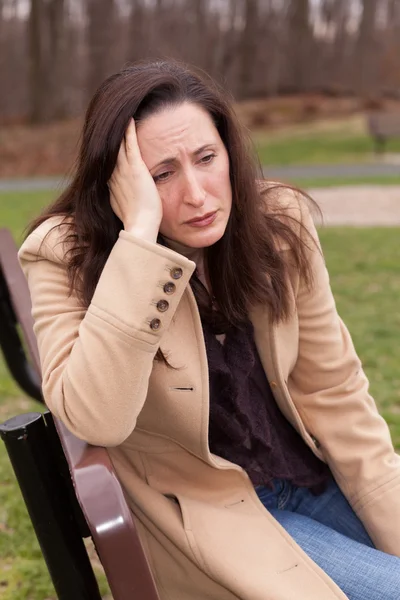 Triste mujer afuera —  Fotos de Stock