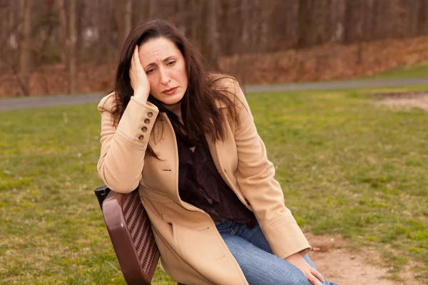 Triste mujer afuera —  Fotos de Stock