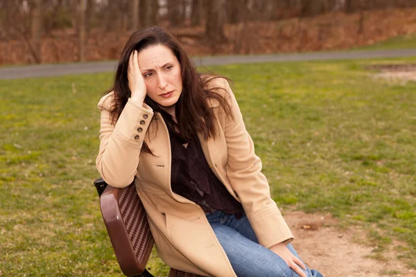 Triest vrouw buiten — Stockfoto