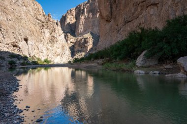 Rio Grande Nehri Teksas 'ta Big Bend Ulusal Parkı' nda aydınlık bir günde