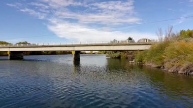 Idaho 'daki yılan nehri üzerindeki köprünün insansız hava aracı klibi.