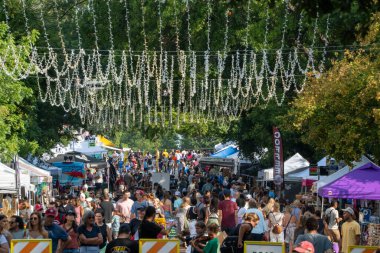 Columbia, SC - ABD - 16 Ağustos 2025 Sıcak bir günde Columbia 'nın ana caddesindeki şehir merkezi çiftçi pazarı