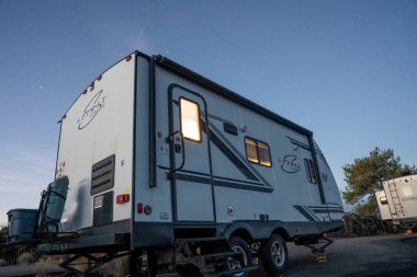 Arco, ID - Ekim 12025 - Arabacı Spirit 1943-RB kampçısı güneş doğmadan önce Ay Kraterleri Ulusal Anıtı 'nda yıldızlı bir gökyüzünün altında oturur.