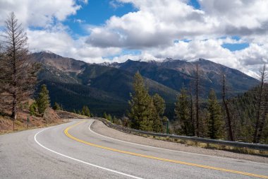 IDaho 'nun Sawtooth dağlarındaki sarmal dağ yolunda çift sarı çizgi