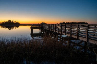 Açık bir günde Güney Carolina 'da, Sunrise' da balıkçı iskelesi.