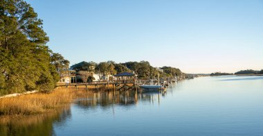 Güney Carolina 'daki kıyı içi su yolu açık bir günde