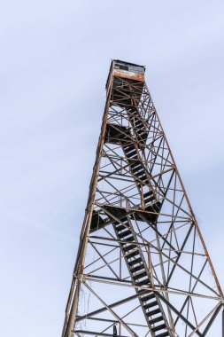 Eski terk edilmiş yangın kulesi gökyüzünü kaplıyor yangın önleme konsepti