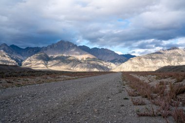 Çakıl yolu, Idaho 'nun Sawtooth Sıradağları' ndaki alçak bulutlara çıkar.