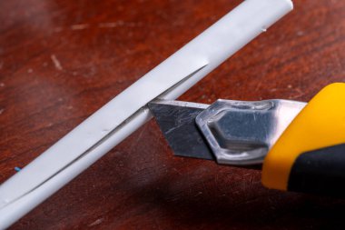 14 / 2 ev yapımı elektirik kablosunu kerpetenle kesmek