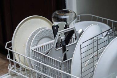 Kirli bulaşık makinesi ve çatal bıçak takımı, ev işleri konsepti.