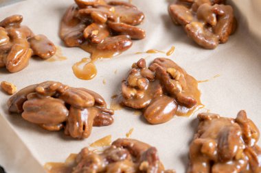 Parşömen kağıdı üzerinde ev yapımı cevizli cevizli pralinler.