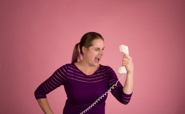 Kablolu telefon üzerinde kızgın kadın