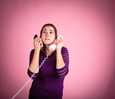 Kadın kablolu telefon