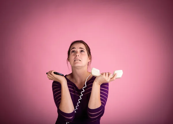 Mujer en el teléfono con cable — Foto de Stock