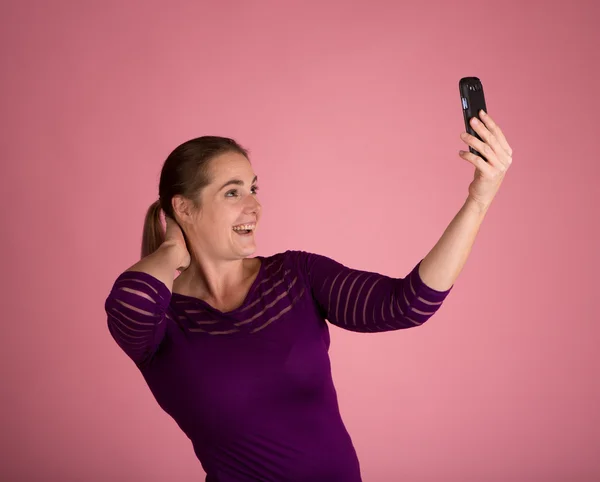 Mujer tomando selfie — Foto de Stock