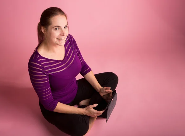 Mujer leyendo una tableta — Foto de Stock