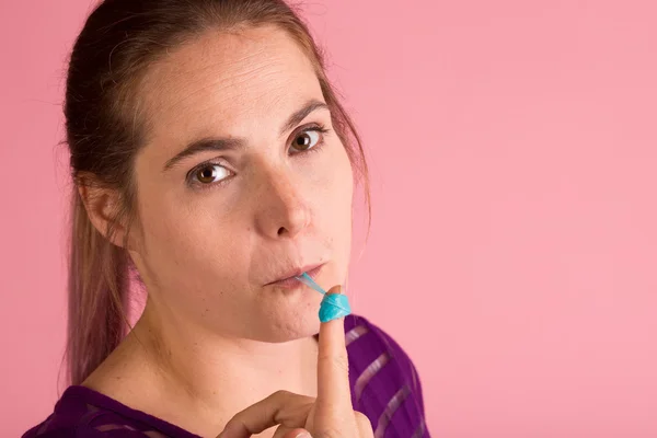 Mujer jugando con goma de mascar — Foto de Stock