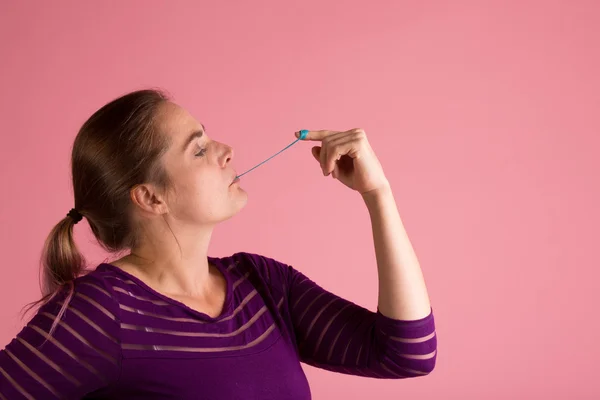 Woman playing with chewing gum — Stock Photo, Image