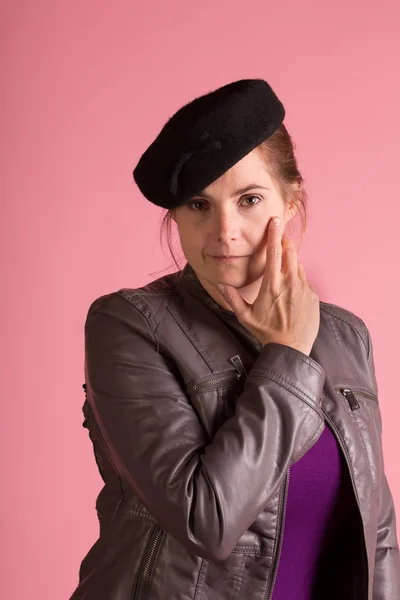 Femme avec un chapeau vintage — Photo