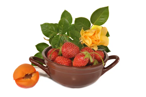 Vase with strawberry, apricot, rose — Stockfoto