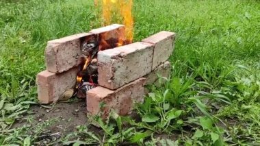 Yeşil çimlerin üzerinde barbekü ateşi