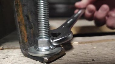 Yeşil çimlerin üzerinde barbekü ateşi