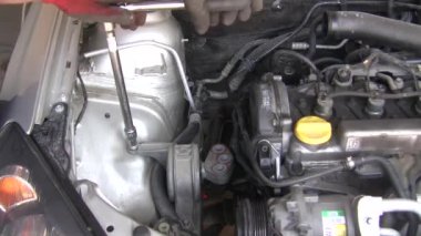 Tamirci arabanın civatalarını sıkıyor. Araba tamiri. Cıvataları sıkılaştırıyorum. Araba tamir merkezi.