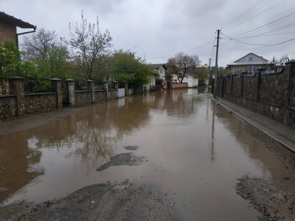 Doğal afetler. Caddeyi su basmıştı. Şiddetli yağmurlar. Ceset yok.
