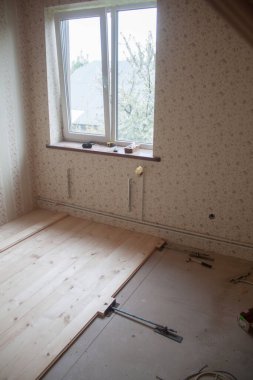 Tahtalar için ahşap zemin kıskaçları kurulumu